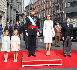 Sus Majestades los Reyes, acompañados por la Princesa de Asturias y la Infanta Doña Sofía, a su llegada al Congreso de los Diputados